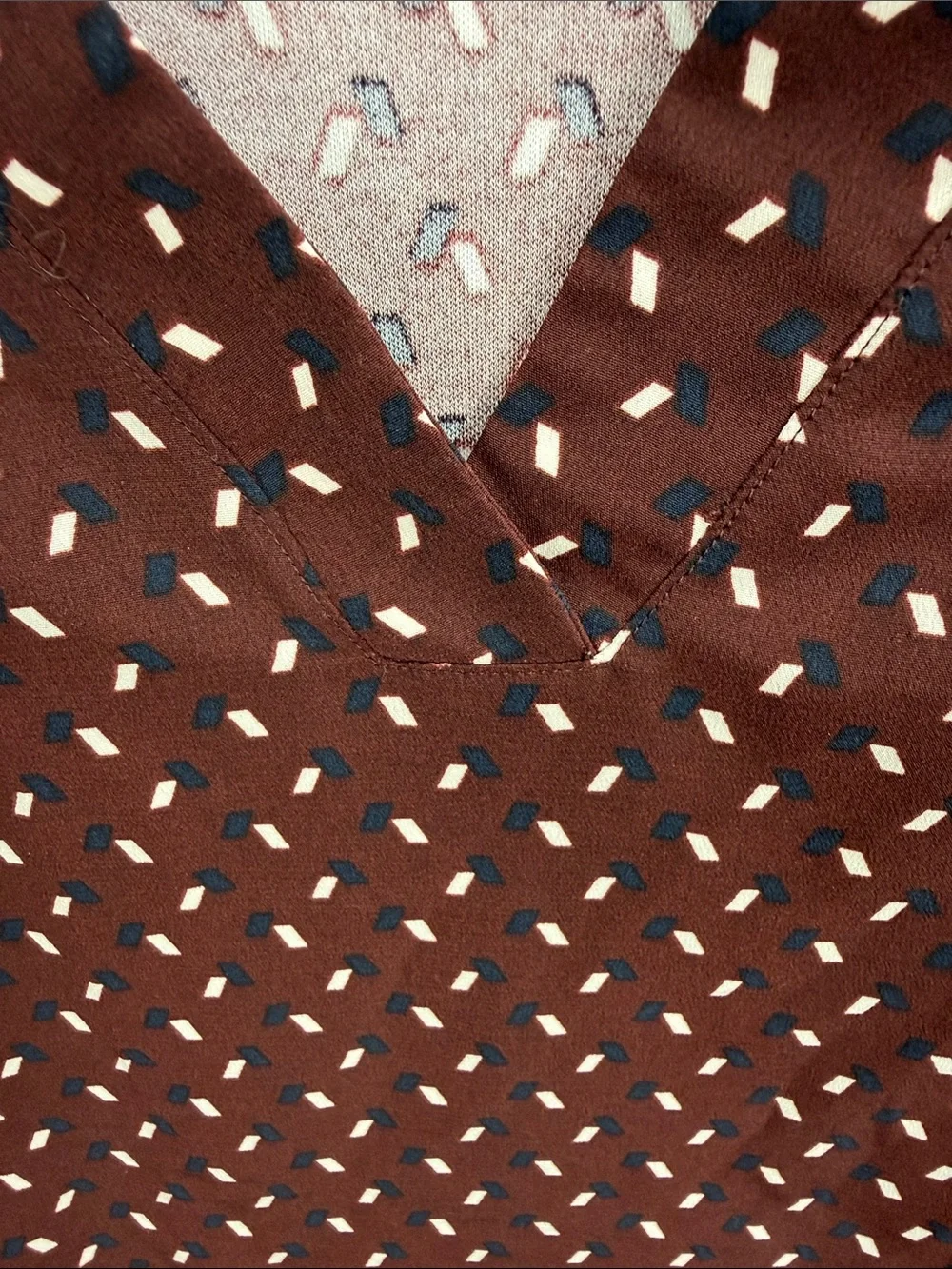 Ann Taylor Burgundy Sleeveless V-Neck Printed Blouse XS Nice!